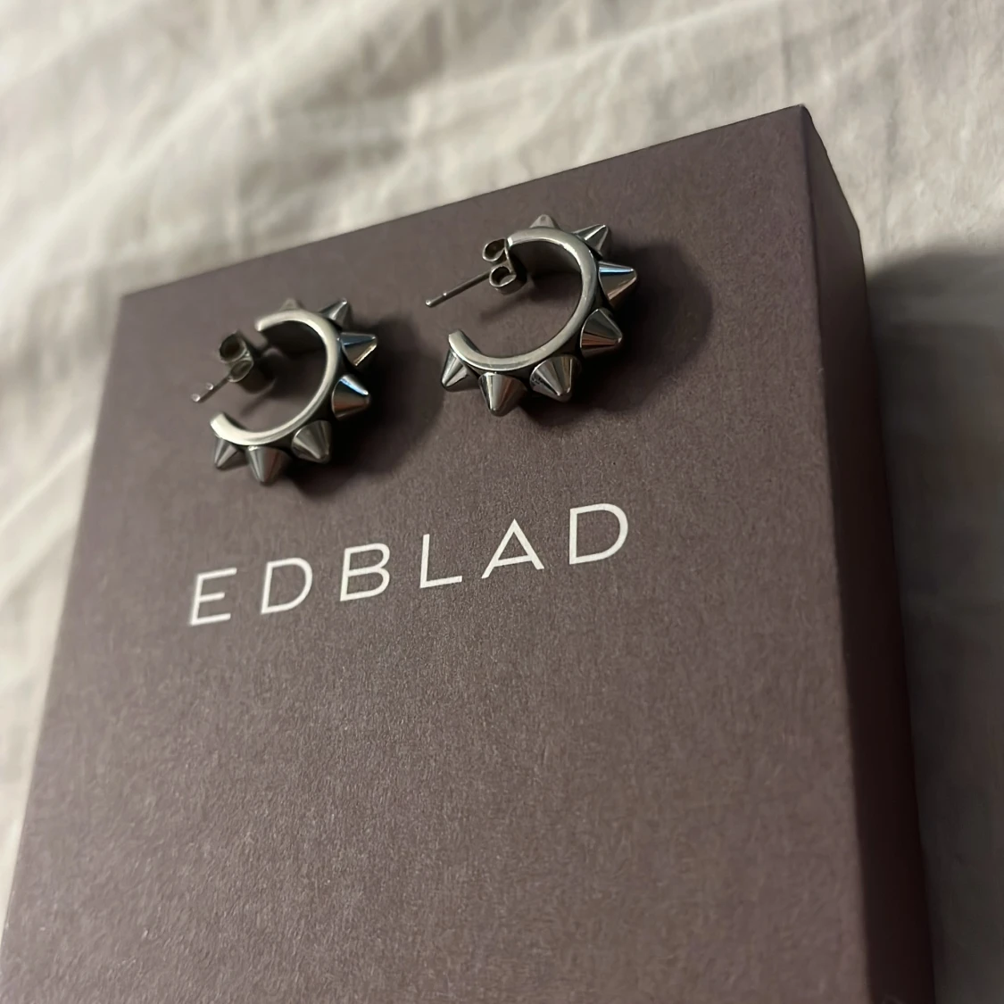 Silvriga örhängen med nitar från Edblad - 1