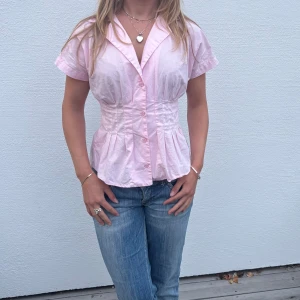 Rosa Zara blus  - Supersöt ljusrosa blus med korta ärmar, markerad midja och snygga veckdetaljer. Lusen är ifrån Zara och har inga defekter. Säljer den då den inte kommer till användning. Är i storlek S. Ställ gärna frågor!🌸💞