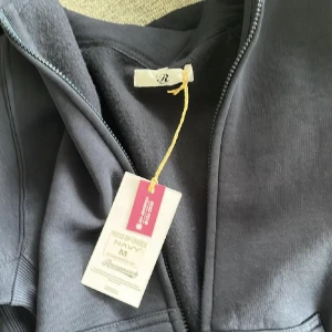 Hoodie från Russemerch! - Säljer en marinblå hoodie från Russemerch. Helt oanvänd bara testad! I storlek M