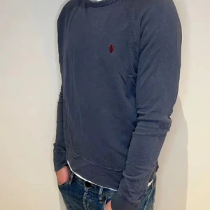 Ralph lauren tröja - Riktigt snygg ralph lauren tröja, inga defekter skulle säga 7/10 i skick sitter lite breddt på mig och färgen e lite off men annars bra, start pris är 400kr kom med bud, pris förslag🙌🏻 pris är inte higget i sten!🪨 