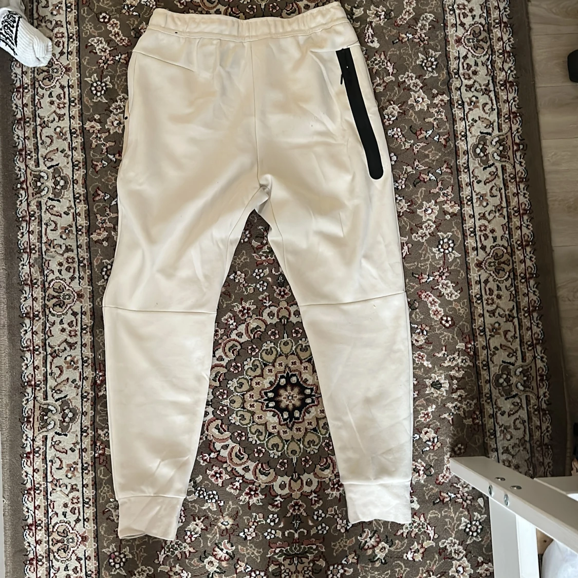 Beige mjukisbyxor från Nike, M - 1
