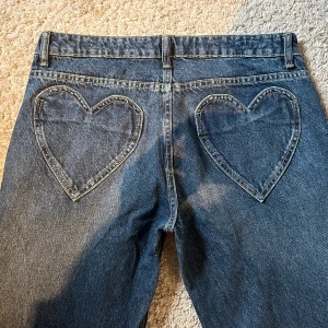 Jeans med hjärtan - Supersnygga jeans med hjärtan som bakfickor! Kommer från en gammal Zara kollektion. 