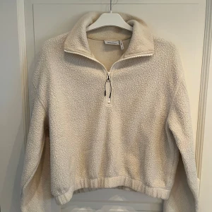 Beige fleece half zip från Weekday - Mysig beige fleece-tröja från Weekday i storlek XS💕💕Tröjan har en krage och half zip-dragkedja framtill.