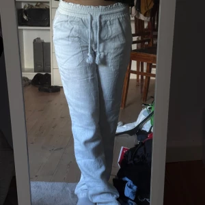 Vita linnebyxor från Skagen  - Säljer ett par fräscha vita linnebyxor från Skagen i storlek XS. Byxorna har elastisk midja med snörning och raka ben. Perfekta för varma dagar och chill vibes. 100% linne för en luftig och skön känsla. Nypris är ca 920kr