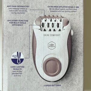 Epilator, oanvänd - Köpt för 550kr. Oanvänd epilator i vitt och lila med bred epileringshuvud, 24 individuella pincetter i rostfritt stål och massagekulor för extra komfort. Två hastighetslägen, medföljer laddare och tillbehör. Perfekt för snabb och effektiv hårborttagning.
