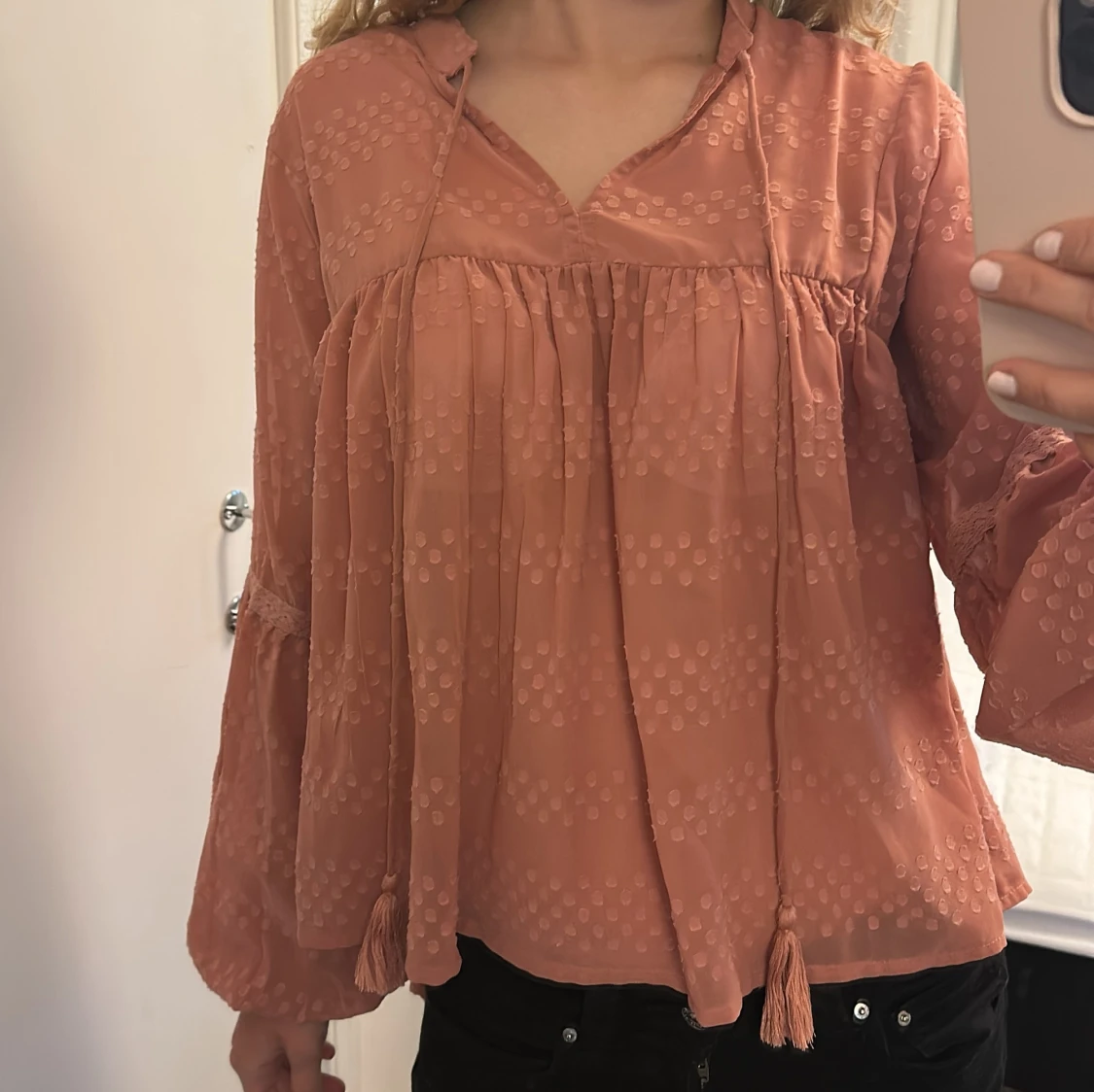 Rosa blus med prickigt mönster