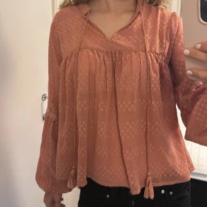 Rosa blus med prickigt mönster - Säljer en luftig rosa blus med diskret prickigt mönster och långa ärmar.💖