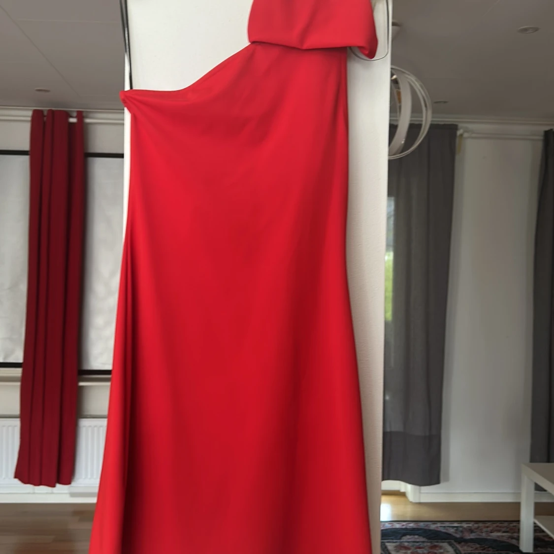 Röd oneshoulder klänning från Divided - 2