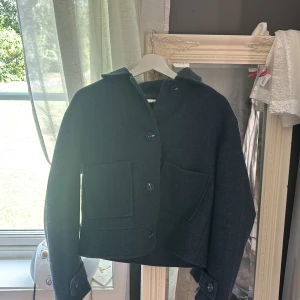 Mörkblå vårjacka!! - Snygg mörkblå jacka från 157, Perfekt för lager-på-lager under höst och vinter❣️❣️strl xs!!  Använd en gång!