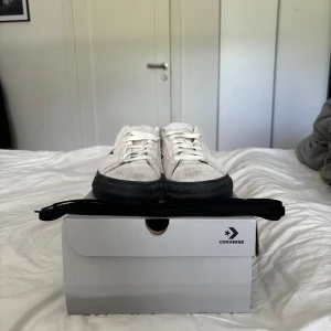 Convere One Star - Converse One Star, kommer med både beiga och svarta skosnören. Beiga med svarta stjärna och svarta sulor. Använda 3-5 gånger. Nypris 920kr