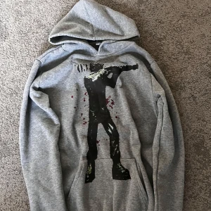 ”WAR” Hoodie - Fet hoodie med nice print, passar mer som en M. 100% polyester