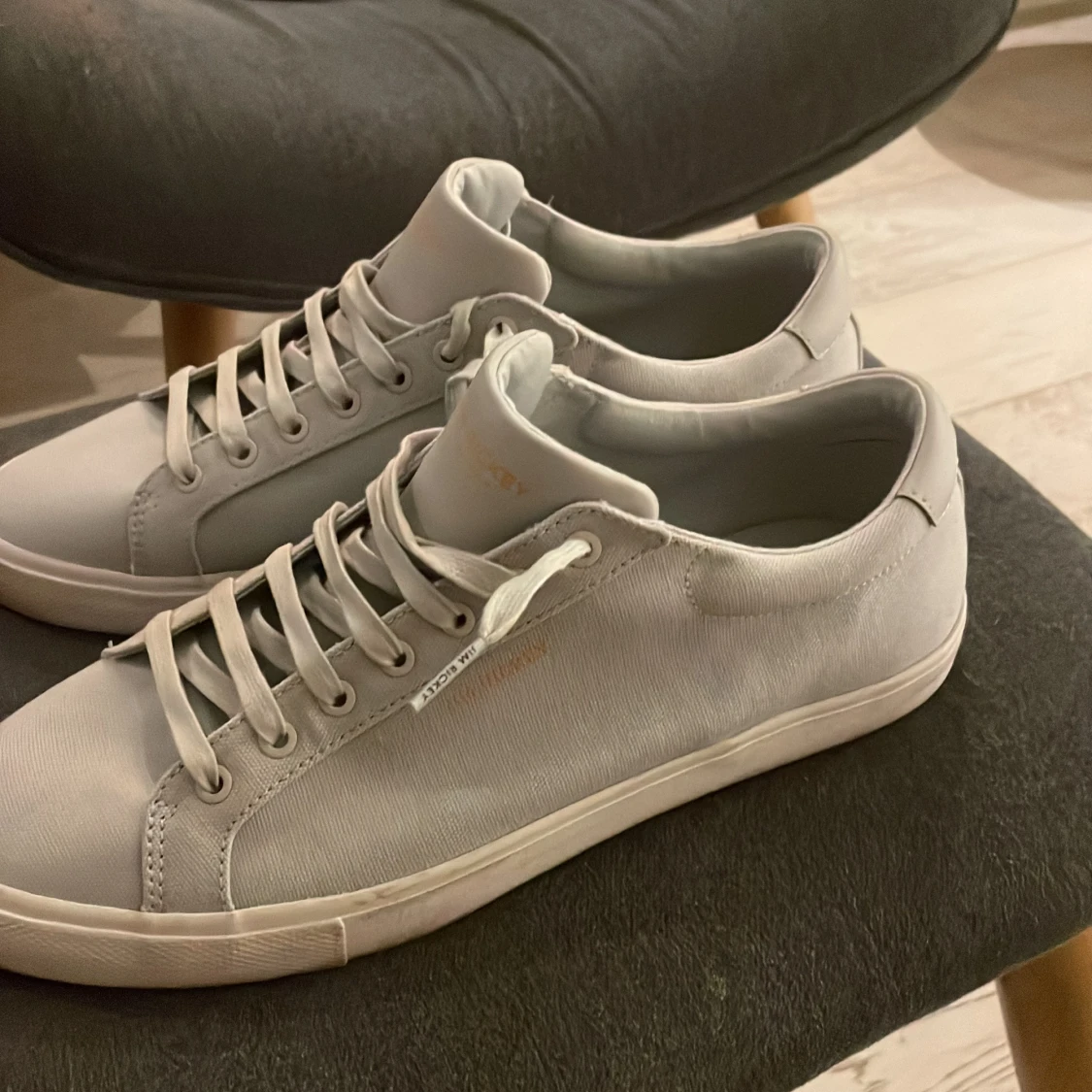 Gråa sneakers från Jim Rickey - 1