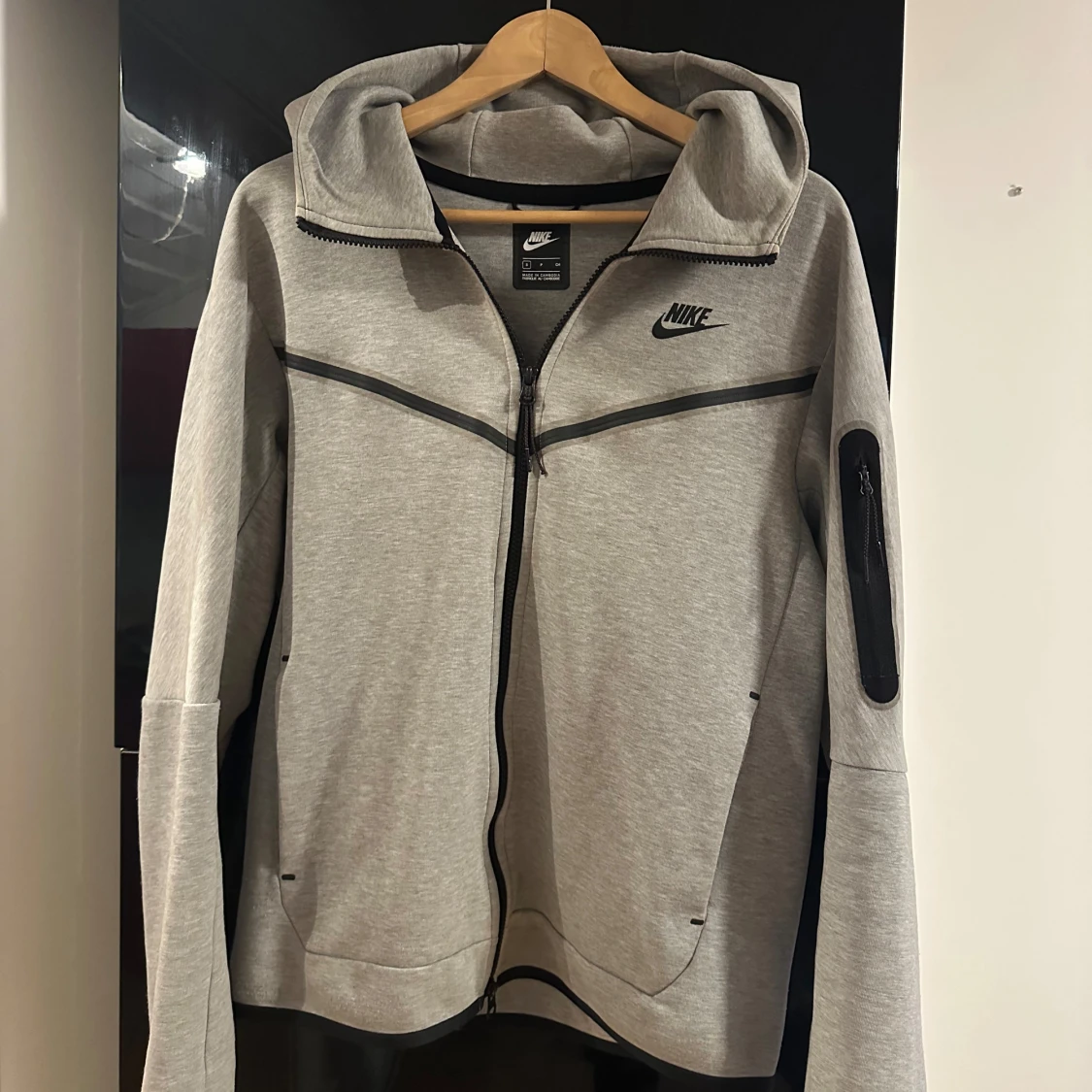 Grå Nike Tech hoodie med dragkedja
