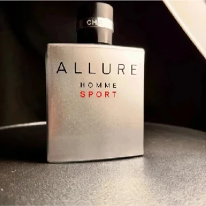 Allure Homme Sport  - (E Jag säljer sampels och priset är per milliliter ( INTE HELA FLASKAN))   23 kr per milliliter (1ml = 10 spray )  Priset är fast men vid större beställningar kan priset diskuteras! Skriv till oss gärna innan ni köper !