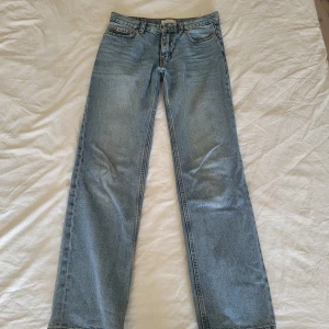 Perfekt ljusblå raka jeans, stl 34 - Snygga ljusblå jeans från Perfect Jeans i klassisk rak modell. Jeansen har fem fickor, normal passform och är tillverkade i slitstarkt bomullsjeans. Perfekta för dig som gillar en enkel och tidlös look.