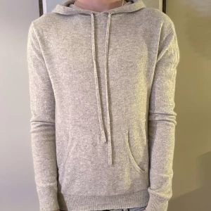 Kashmir hoodie  - |Tja! En sjukt snygg kashmir hoodie i 100% kashmir❗️| Skick 9,5/10 otroligt bra skick☑️| Storlek: S, sitter perfekt på mig - 189cm📏| Nypris: säljs ej längre💵| Färg: grå, som på bilden🩶| Fraktar spårbart via postnord eller instabox📦| Hör av er för mer information!| Ha de fint👊