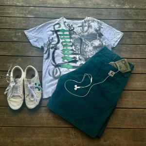 Mörkgröna Carhartt shorts i unik sällsynt grön/turkos wash - Säljer ett par mörkgröna shorts från Carhartt i jeansmateral. Klassisk loose passform med hög midja, två bakfickor och bälteshällor. Perfekt för chill dagar och streetwear. Carhartt-logga på bakfickan ger extra vibe. SUPER SÄLLSYNTA‼️Måtten är 51cm bredd och 56-57cm längd, passar snyggt med skärpe även om man är mindre än måtten.