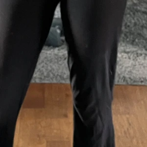 Svarta wide byxor i bomull - Säljer ett par svarta byxor med wide passform som sitter skönt och har raka ben. Materialet är mjukt och känns som bomull, perfekt för dig som gillar en avslappnad stil. Byxorna har en klassisk look och passar till många olika outfits.