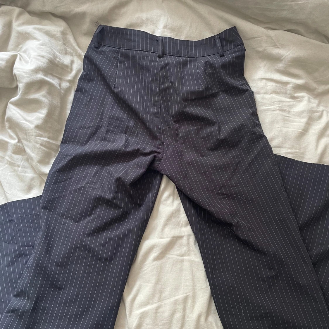 Svarta kostymbyxor med ränder Madlady - 1