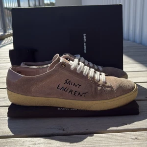 Saint Laurent skor - Säljer nu dessa riktigt feta ysl skor i en färg som är rätt svår att få tag i just nu, storlek 39 men sitter som 40. Pris kan diskuteras vid snabb affär, Obs inget OG kommer med vid köp! 