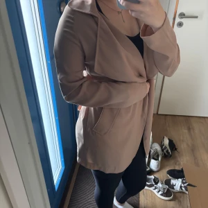 Tunn trenchcoat  - Jättefin men sömmen längst ned var av när jag köpte den begagnad. Har sytt dit en som funkar men kanske att man vill göra om den 😊