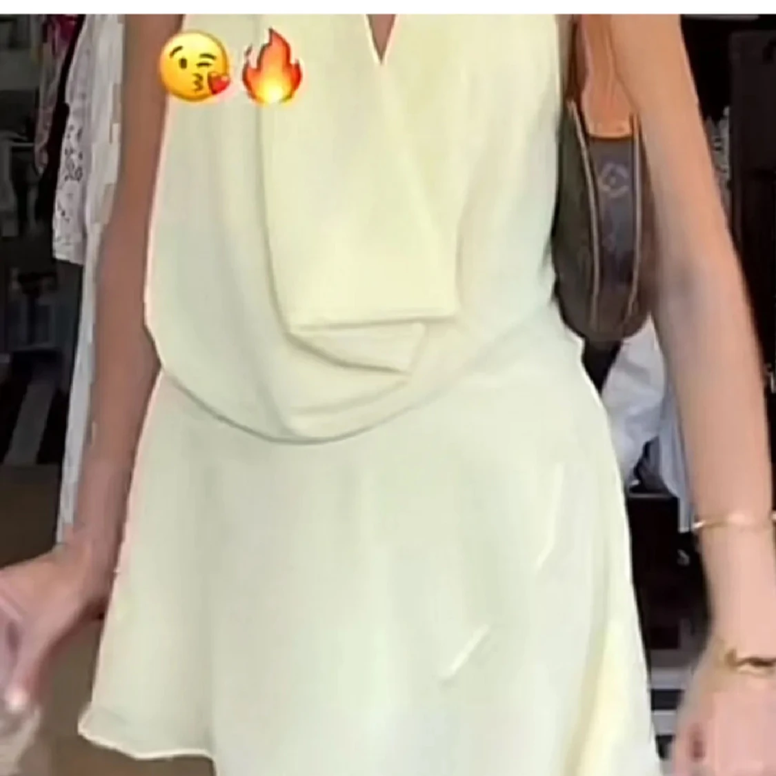 Ljusgul klänning med öppen rygg - 2