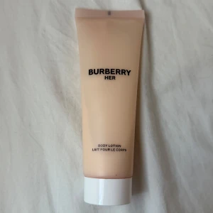Burberry Her Body Lotion 75 ml - Burberry Her Body Lotion💓Den luktar exakt som parfymen och är även perfekt för att sätta på innan man sprayar för att få doften att hålla hela dagen! Den är använd men har fortfarande mycket kvar (se bild 3), hade jättegärna behållt men säljer tyvärr på grund av nyfunnen parfymallergi. Body Lotionet säljs ej enskilt men uppskattat nypris för enbart den ligger på runt 400 kr🤗Burberry lådan medföljer