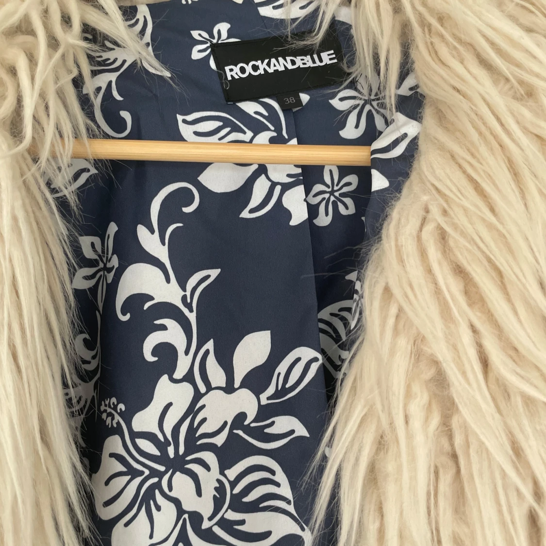 Beige fuskpälsjacka - 2