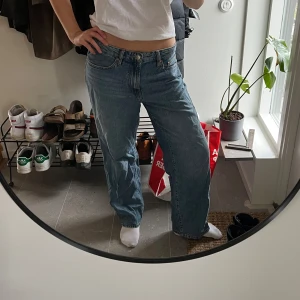 Jeans - Snygga blå jeans med en rak och avslappnad passform. Säljer då jag inte använder som längre, jag är 173cm som referens😇