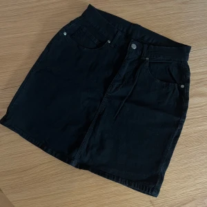 Jeanskjol  - Snygg svart jeanskjol från Dr. Denim med slits där bak. 