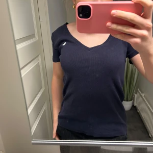 Ralph lauren  v-ringad topp - Så fin ralph lauren T-shirt som är använd fåtal gånger!!💕💕🥰🥰 storlek M men passar mig som bär S