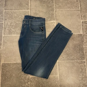Replay Anbass Hyperflex - •10/10 skick - nya✅ •Storlek W29, L32📏 •Inkluderat - jeans👖 •Fraktar oftast inom 24h📦 •Nypris - 1600 SEK💸