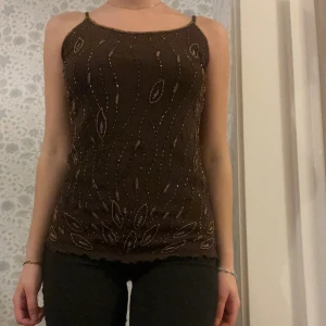 Brun glittrig linnetopp - Snygg brun linnetopp med glittriga detaljer 