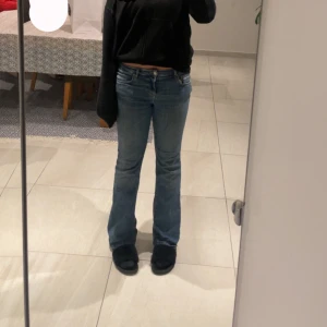 Blå bootcut jeans - Jättesnygga fina blåa lågmidjade bootcut jeans 💞 de har små deffekter som jag kan skicka bild i dm 💓