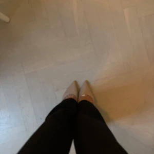 Beige kitten heels - Superfina låga klackar med spetsig tå. Sparsamt använda.🥰