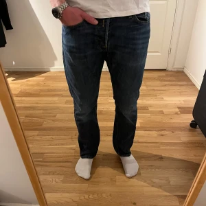 Replay Jeans storlek 33 - Säljer dessa sjukt snygga Replay Jeans⭐️ Färgen är blå och storleken är 33⭐️🤝 Sjukt najs passform⭐️🙌 Tveka inte på att höra av er dig vid minsta fråga eller fundering😊