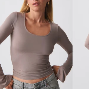 Beige långärmad topp - Snygg beige långärmad topp med tight passform och vida ärmslut. Perfekt för en stilren look. Nypris 200, slutsåld 