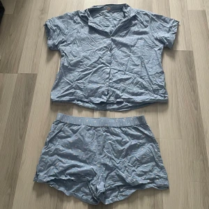 Pyjamas set - Så fint prickigt pyjamas set från Beck Söndergaard som tyvärr är för stort för mig. Pyjamasen är endast använd en gång, men behövs strykas! Nypris ca 1000kr🤍