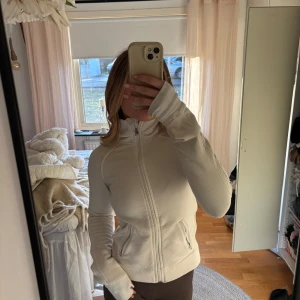 Beige tröja från Lululemon - Säljer en snygg beige/krämfärgad tröja från lululemon. Materialet är lite tjockare och mycket stretchigt och skönt! Storleken är 2 och skulle säga att det motsvarar xxs/xs. 