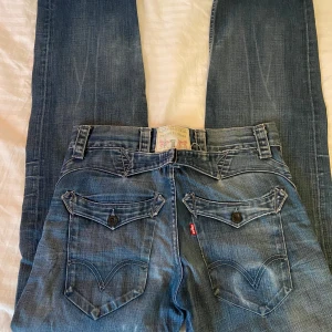 Levis boyfriend-jeans  - Boyfriend jeans från år 2004, märket. Med klassiska flap pockets och knappgylf. Aldrig använda då de är för långa på mig! 