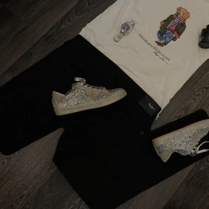 Svarta slim fit byxor från Pepe Jeans - Snygga svarta slim fit byxor från Pepe Jeans. Perfekta för en stilren look med en midwaist design. Byxorna har en klassisk knapp och dragkedja framtill.