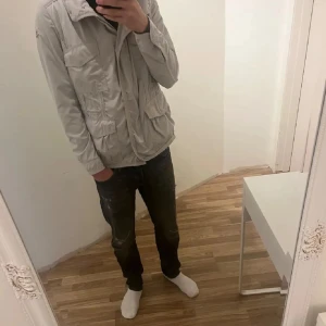 Field Moncler jacka - Säljer nu en sjukt snygg moncler jaka i väldigt bra skick utan några hål osv🌟jackan är storlek 4 men är väldigt liten i storlek och passar snarare S/M, perfekt nu till våren! skriv vid minsta fundering💫