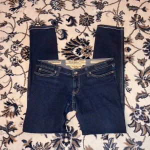 Jacob Cohens - Snygga mörkblå jeans från Jacob Cohen. De har en läderpatch med logotyp baktill. Jeansen är sparsamt använda. Pris: 950kr. Pris kan självklart diskuteras vid snabbt köp!🌟