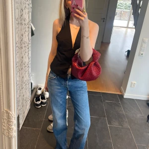 Svart halterneck topp🥰🥰 - Säljer snygg svart halterneck topp! Tyvärr för stor för mig.. aldrig använd, endast provad. Kan skicka bild på hur den ser ut baktill men den är helt öppen iaf💗💗❤️