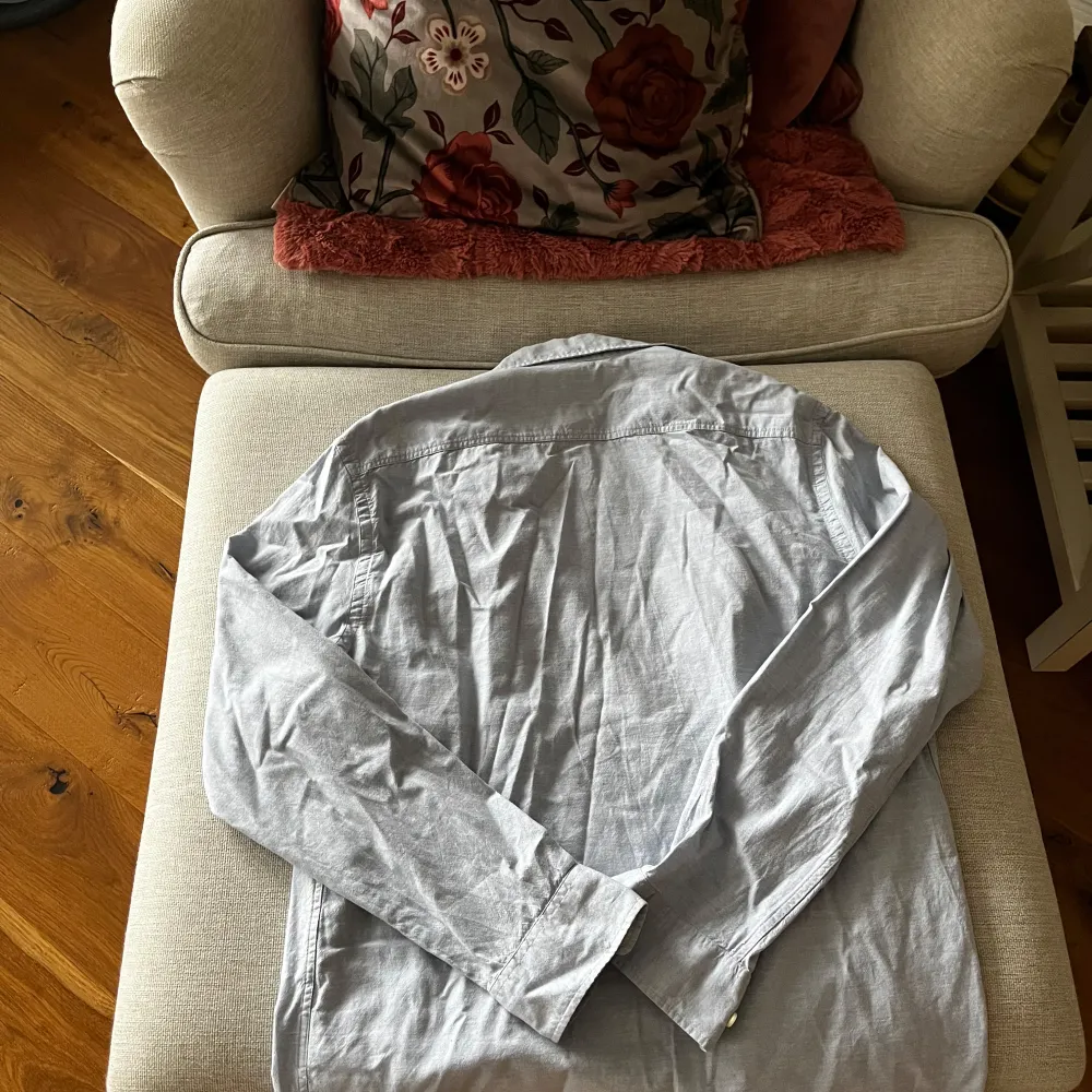 Säljer en stilren blå skjorta från H&M med normal passform. Skjortan har långa ärmar och knappar framtill samt på ärmsluten. Perfekt för en avslappnad men ändå snygg look.. Paidat.