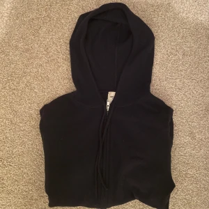 Mörkblå Kashmir Zip John Henric - Hej! Säljer denna mörkblå kashmir zip från John Henric. Den är i fint skick men det finns några små defekter (därav det lägre priset) se bild 2 & 3. Dessa defekter syns dock inte vid användning!