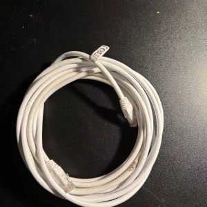 Ethernet 5M - Denna nätverkskabel är en Cat 6 Ethernet-kabel på 5 meter. Den stödjer hastigheter upp till 1 Gbps vid en frekvens på 250 MHz, vilket gör den lämplig för stabil och snabb nätverksanslutning. Kabeln är ETL-verifierad, vilket innebär att den uppfyller säkerhets- och prestandastandarder. Perfekt för hemmanätverk, kontor eller gaming.