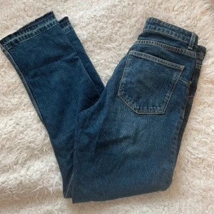 Blå jeans från Zara - Snygga blå jeans från Zara med klassisk femficksdesign. De har en rak passform och är tillverkade i ett slitstarkt denimtyg. Perfekta för en avslappnad stil. Helt nya oanvända storlek 38