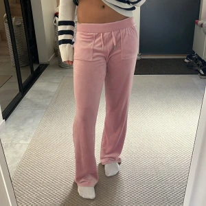  Juicy Couture byxor - Säljer ett par rosa mjukisbyxor från märket juciy couture. Byxorna har en bekväm passform med resår i midjan och snörning. Den är lite större i storleken så skulle passa både storlek S och M. De är köpta på kids brand store.