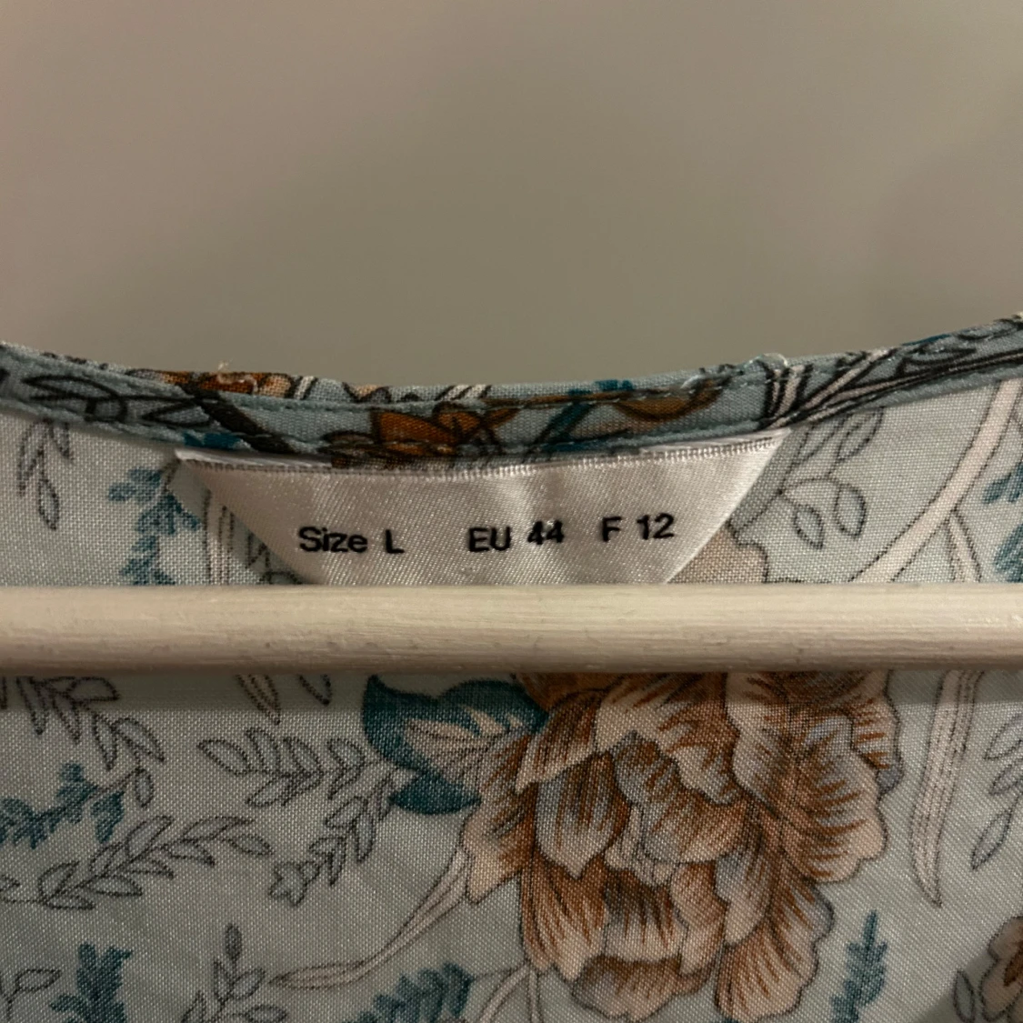 Blommig långklänning med knytband - 1